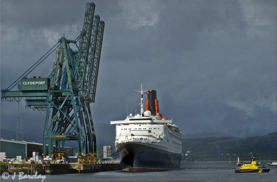 QE2 at Greenock